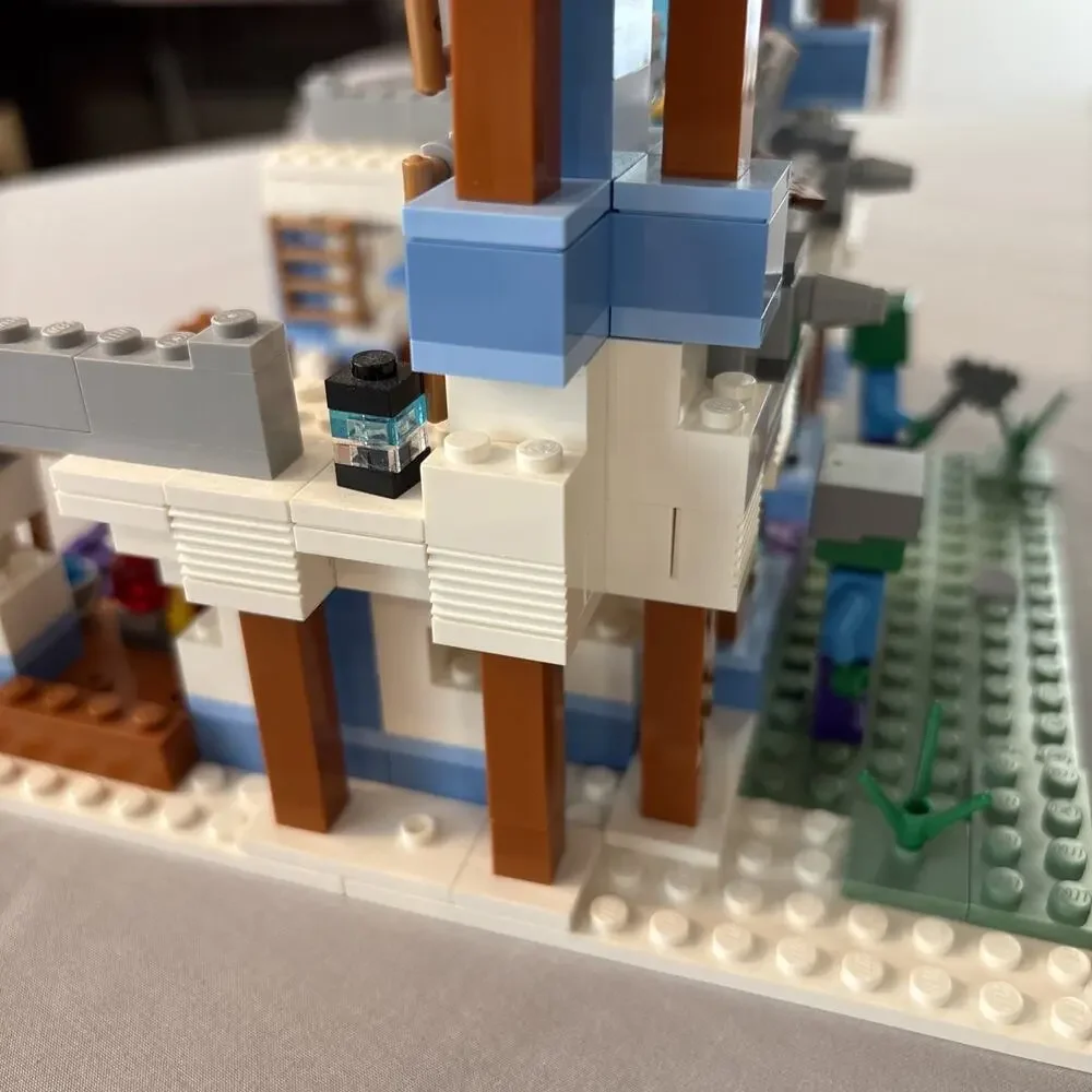 LEGO Minecraft The Ice Castle Set 21186, 499 Pieces, Complete w/ Minifigures